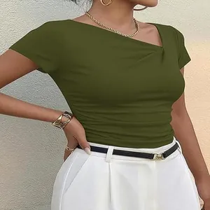 Vue détaillée du t-shirt slim pour femme vert olive avec encolure asymétrique et fronces