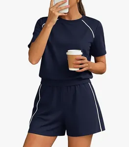 Dettaglio del completo casual da donna a due pezzi blu navy con profili bianchi