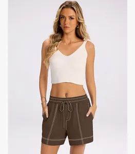 Dettaglio di pantaloncini marroni casual da donna con cuciture a contrasto e coulisse.
