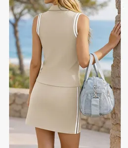 Achteraanzicht van beige tennisset voor dames met mouwloze polo en gestreepte rok