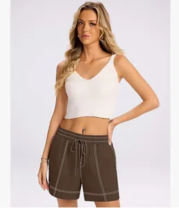 Vista dettagliata dei pantaloncini casual marroni da donna con cuciture a contrasto e lacci.