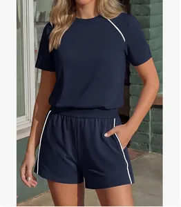 Vista dettagliata di un completo casual blu scuro da donna con eleganti strisce bianche