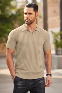 Nahaufnahme eines beigen Herren-Strickpoloshirts mit Reißverschlusskragen und Rippenstruktur