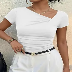 Gros plan du t-shirt blanc pour femme avec col asymétrique et détails plissés