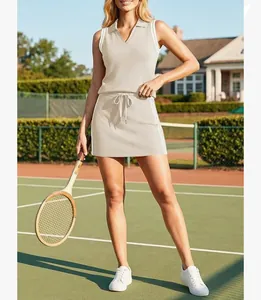 Gedetailleerd overzicht van een beige tweedelige tennisset voor dames met sportieve strepen