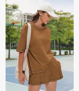 Lifestyle-Ansicht des braunen Baumwoll-T-Shirt- und Shorts-Sets für Damen im Freien
