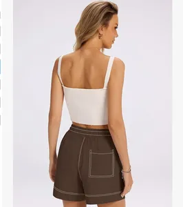 Vista posteriore di pantaloncini casual marroni con cuciture a contrasto
