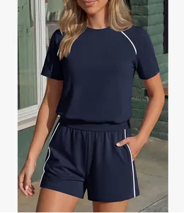 Set casual da donna blu navy 2 pezzi con profili bianchi, ideale per i viaggi estivi.