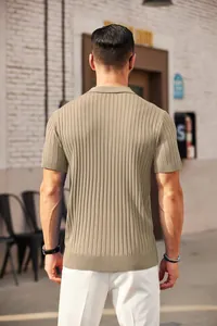 Rückansicht des khakifarbenen Herren-Polo-Shirts aus Rippstrick, trendiger Slim-Fit-Look