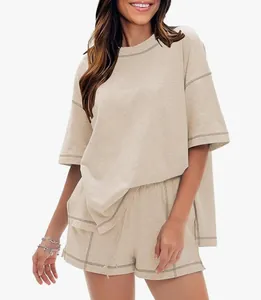 Detailansicht eines lässigen Oversize-Baumwoll-Zweiteilers in Beige mit Kontrastnähten