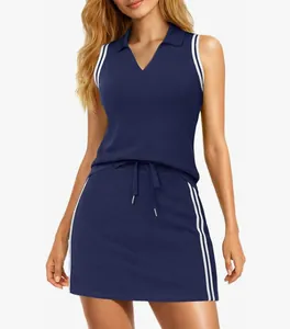 Vooraanzicht van donkerblauw tweedelig tennissetje met contraststrepen op model
