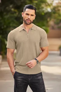 Detailansicht eines khaki Kurzarm-Poloshirts für Herren mit Reißverschluss und Rippstrick-Optik