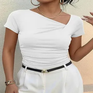 T-shirt blanc à manches courtes avec encolure asymétrique et détails froncés ajustés