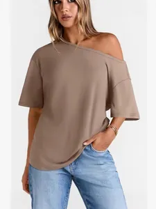 Elegante maglietta da donna con scollo asimmetrico, vestibilità ampia, color taupe