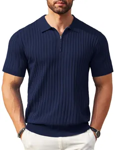 Nahaufnahme eines dunkelblauen Herren-Poloshirts aus Rippstrick mit Reißverschluss.