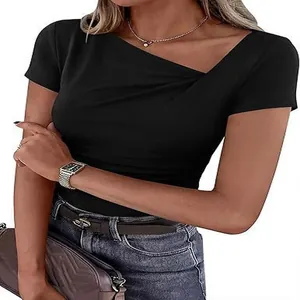 Détail montrant l'encolure asymétrique et les plis d'un t-shirt noir ajusté pour femme