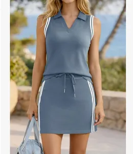 Detailopname van tweedelige tennisset met mouwloze top en rok met zijstrepen