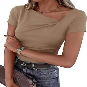 Vue détaillée du haut femme kaki à col asymétrique plissé et aux manches courtes