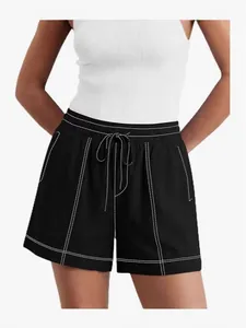 Pantaloncini casual neri da donna con cuciture a contrasto e coulisse elastica in vita