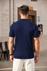 Rückansicht eines marineblauen Strick-Poloshirts mit vertikaler Rippenstruktur