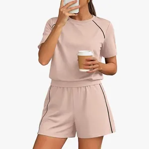 Completo casual due pezzi da donna rosa con profili neri per le vacanze estive