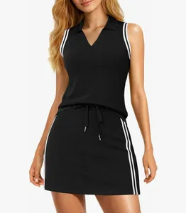Sportieve zwarte tweedelige set voor dames met mouwloze polo en gestreepte tennisrok