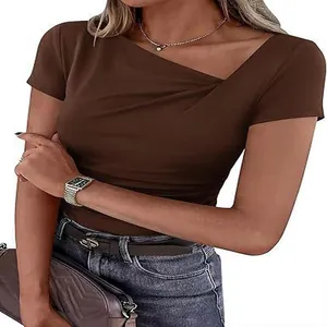 T-shirt marron élégant pour femme avec col asymétrique et plis, coupe ajustée décontractée