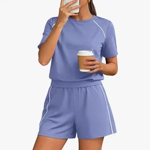 Completo casual da donna in due pezzi con maglietta lavanda e pantaloncini coordinati