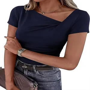 Détail rapproché du T-shirt bleu marine cintré avec décolleté asymétrique plissé.