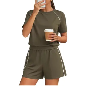 Completo casual da donna due pezzi in verde oliva con profili bianchi per l'estate
