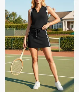 Sportieve zwarte tennisset voor dames met witte contraststrepen en een handig trekkoord
