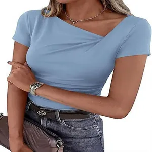 Vue détaillée du t-shirt bleu ciel à col asymétrique avec des détails plissés.