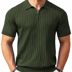 Nahaufnahme eines olivgrünen Strick-Poloshirts mit stilvollem Reißverschlusskragen