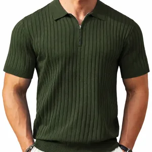 Detailopname van een olijfgroen gebreid poloshirt met stijlvolle ritssluiting aan de kraag