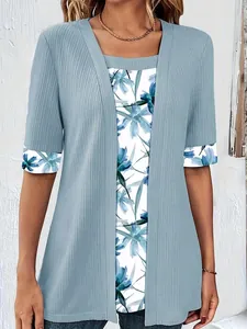 Detalle de top azul de canalé efecto dos piezas con estampado floral y mangas