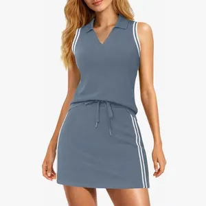 Tweeledig blauw tennissetje met mouwloze polotop en gestreepte minirok voor dames