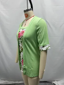 Vista lateral de camiseta de mujer efecto dos piezas con punto acanalado y flores.