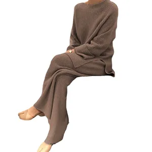 Completo a due pezzi in maglia a coste marrone con maglione e pantaloni a gamba larga.
