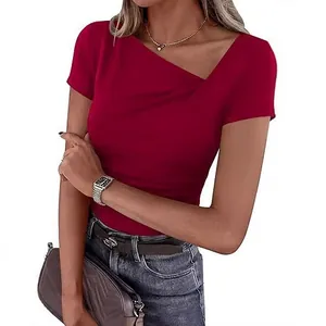 T-shirt ajusté rouge vin élégant pour femme avec col asymétrique unique et plis raffinés
