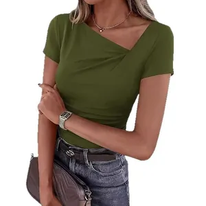 T-shirt moulant vert olive pour femme avec un col asymétrique à détails plissés