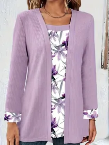 Λεπτομερής προβολή γυναικείας μπλούζας με μοβ φλοράλ τύπωμα και κομψή ραβδωτή υφή