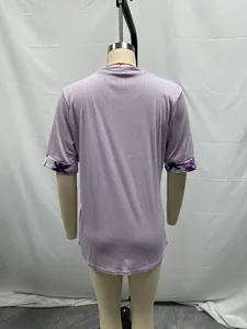 Vista trasera de una camiseta morada de canalé con mangas de estampado floral.