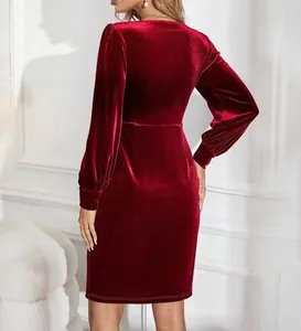 Vue arrière détaillée d'une robe élégante en velours bordeaux à manches bouffantes