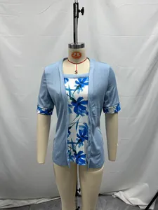 Vista detallada de la camiseta de efecto dos piezas con estampado floral azul