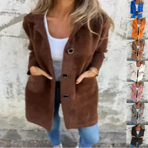 Detalles visuales del abrigo de felpa para mujer con varias opciones de colores sólidos