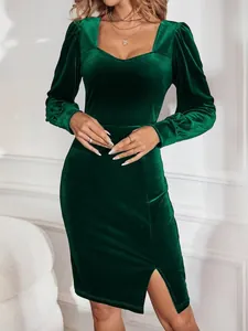 Vue détaillée d'une robe en velours vert émeraude avec col carré et manches bouffantes