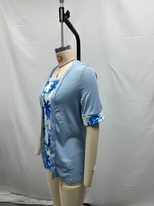 Vista lateral de camiseta para mujer con diseño falso de dos piezas y estampado azul