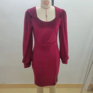 Robe en velours bordeaux avec encolure carrée et manches bouffantes élégantes chic