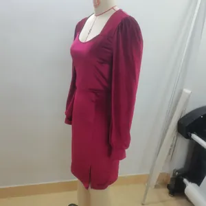 Vue latérale d'une élégante robe en velours bordeaux avec manches bouffantes et col carré
