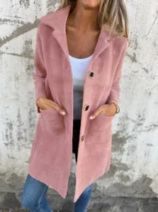 Detalle de un abrigo rosa de longitud media con cuello de solapa y bolsillos funcionales